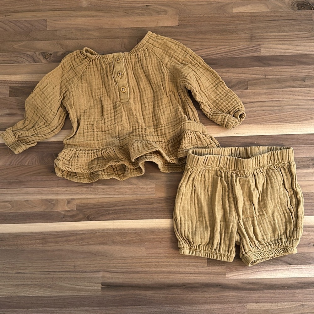 Carter’s little planet 100% cotton gauze two piece set. Size 6 months.